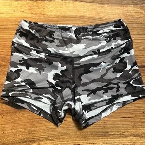 FLEO for Strong black & grey camo shorts sz Small